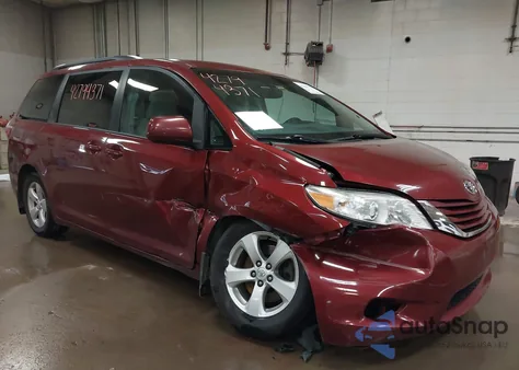 2017 Toyota Sienna Le 8 Passenger z USA, uszkodzony, nr VIN 5TDKZ3DC8HS857115